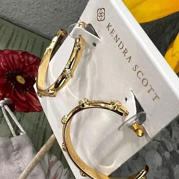 NWTâKendra ScottâJoelleâHoopâEarringsâGoldâWhiteâCrystalâ#KSER - Picture 4 of 7